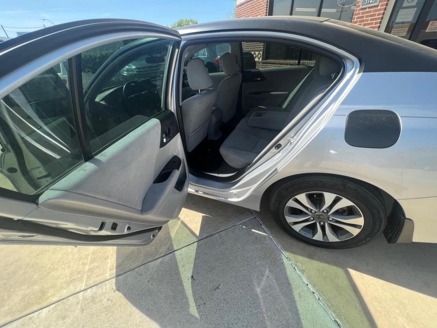 2013 Silver/ Black HONDA ACCORD LX (1HGCR2F36DA) with an 2.4L engine, Continuously Variable transmission, located at 4415 NE 28th St, Haltom City, TX, 76117, (817) 222-9334, 32.795322, -97.280937 - Photo#3