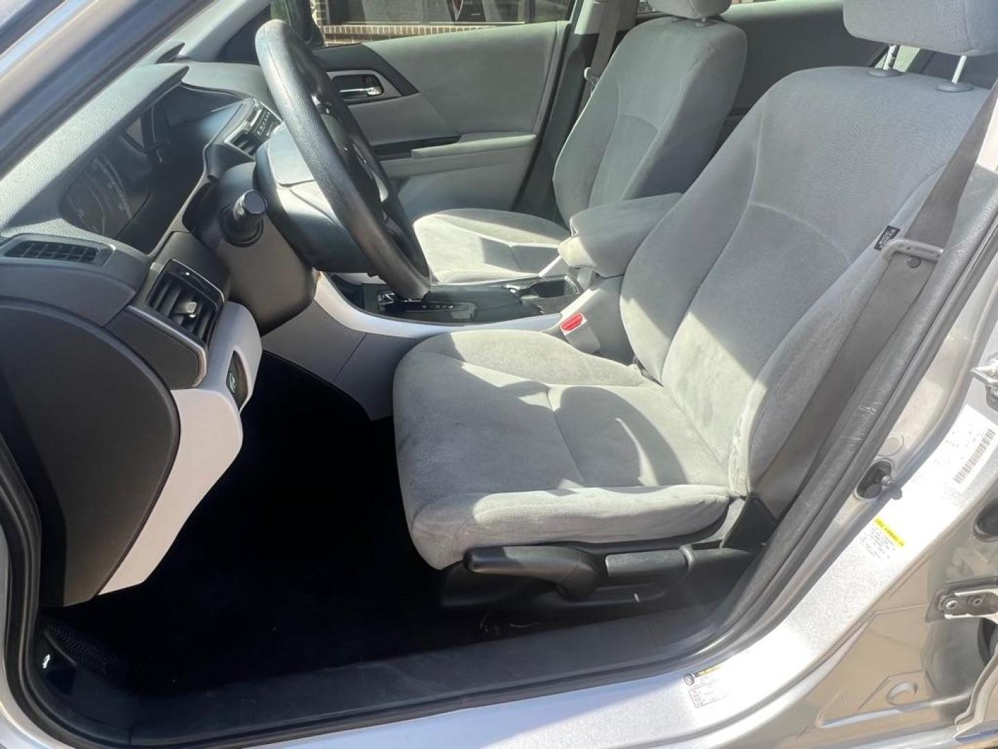 2013 Silver/ Black HONDA ACCORD LX (1HGCR2F36DA) with an 2.4L engine, Continuously Variable transmission, located at 4415 NE 28th St, Haltom City, TX, 76117, (817) 222-9334, 32.795322, -97.280937 - Photo#4