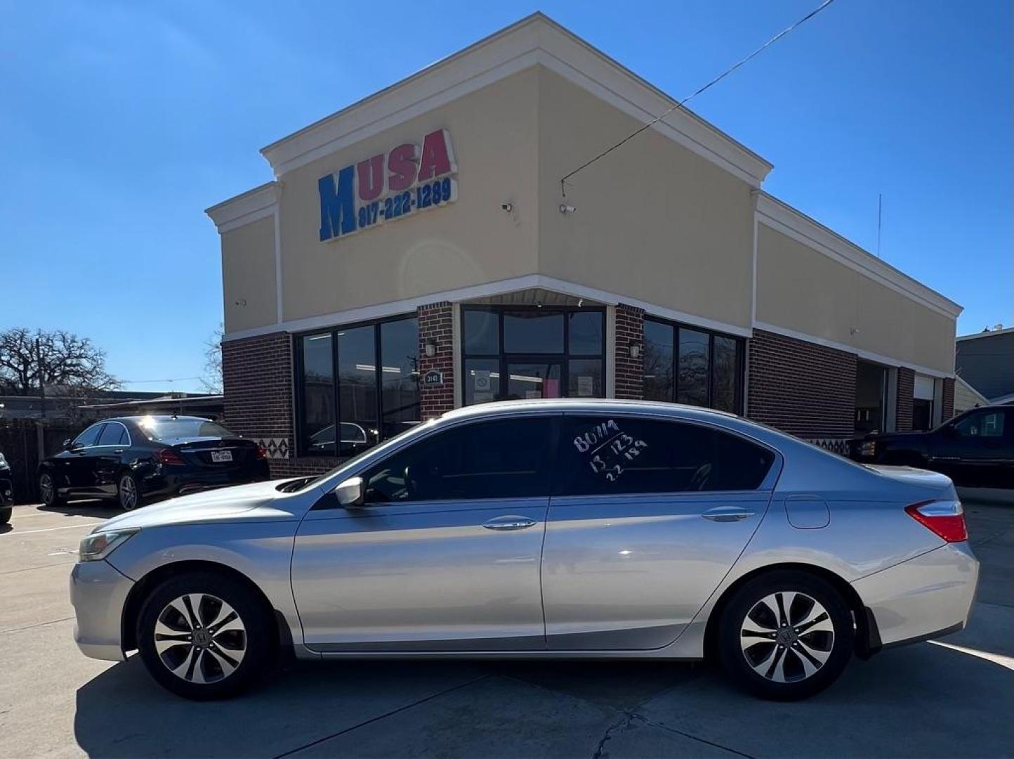 2013 Silver/ Black HONDA ACCORD LX (1HGCR2F36DA) with an 2.4L engine, Continuously Variable transmission, located at 4415 NE 28th St, Haltom City, TX, 76117, (817) 222-9334, 32.795322, -97.280937 - Photo#12