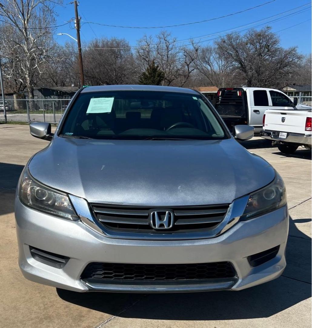 2013 Silver/ Black HONDA ACCORD LX (1HGCR2F36DA) with an 2.4L engine, Continuously Variable transmission, located at 4415 NE 28th St, Haltom City, TX, 76117, (817) 222-9334, 32.795322, -97.280937 - Photo#13