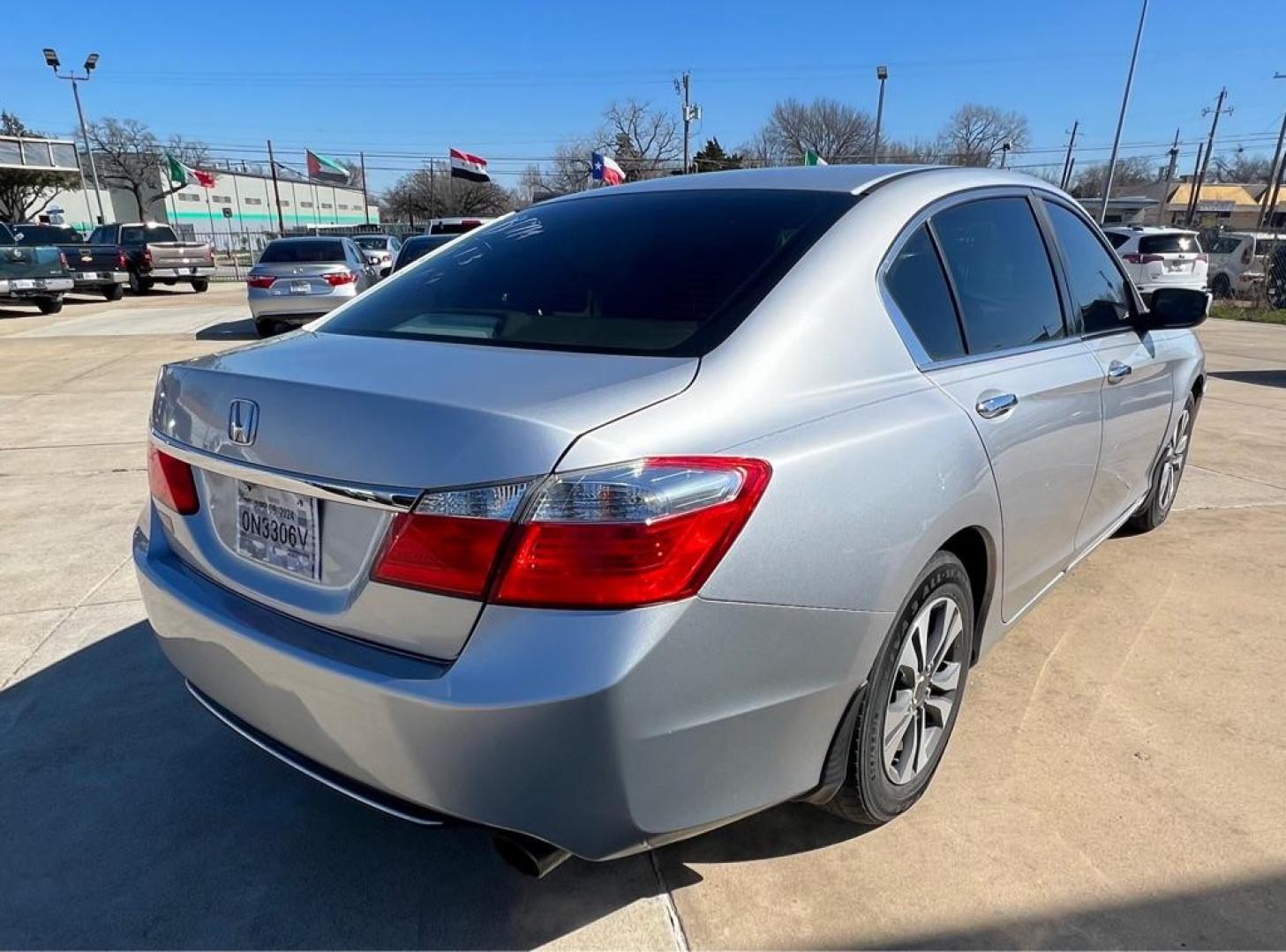 2013 Silver/ Black HONDA ACCORD LX (1HGCR2F36DA) with an 2.4L engine, Continuously Variable transmission, located at 4415 NE 28th St, Haltom City, TX, 76117, (817) 222-9334, 32.795322, -97.280937 - Photo#15