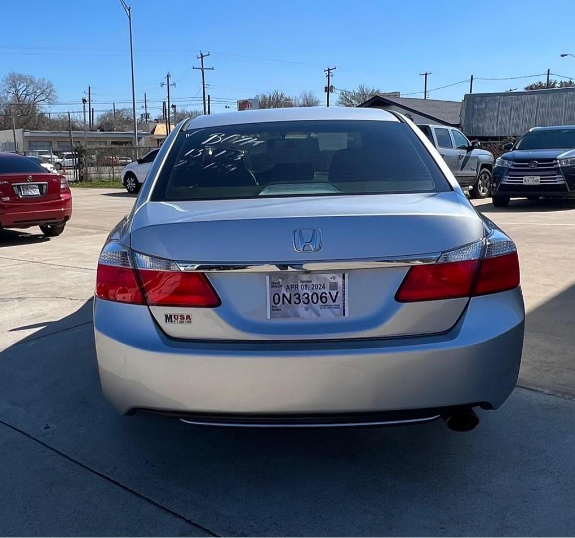 2013 Silver/ Black HONDA ACCORD LX (1HGCR2F36DA) with an 2.4L engine, Continuously Variable transmission, located at 4415 NE 28th St, Haltom City, TX, 76117, (817) 222-9334, 32.795322, -97.280937 - Photo#16