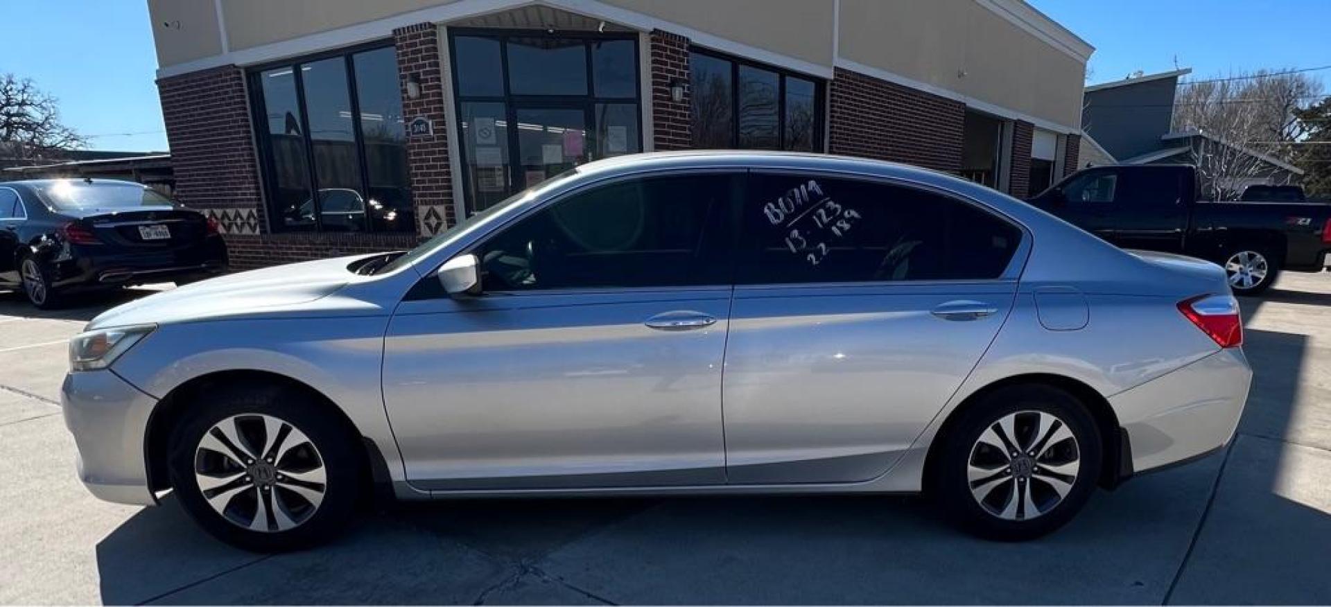 2013 Silver/ Black HONDA ACCORD LX (1HGCR2F36DA) with an 2.4L engine, Continuously Variable transmission, located at 4415 NE 28th St, Haltom City, TX, 76117, (817) 222-9334, 32.795322, -97.280937 - Photo#17