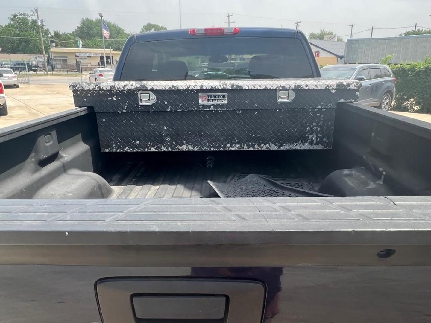 2009 BLUE CHEVROLET SILVERADO 1500 LT (1GCEC29J09Z) with an 5.3L engine, Automatic transmission, located at 4415 NE 28th St, Haltom City, TX, 76117, (817) 222-9334, 32.795322, -97.280937 - Photo#9