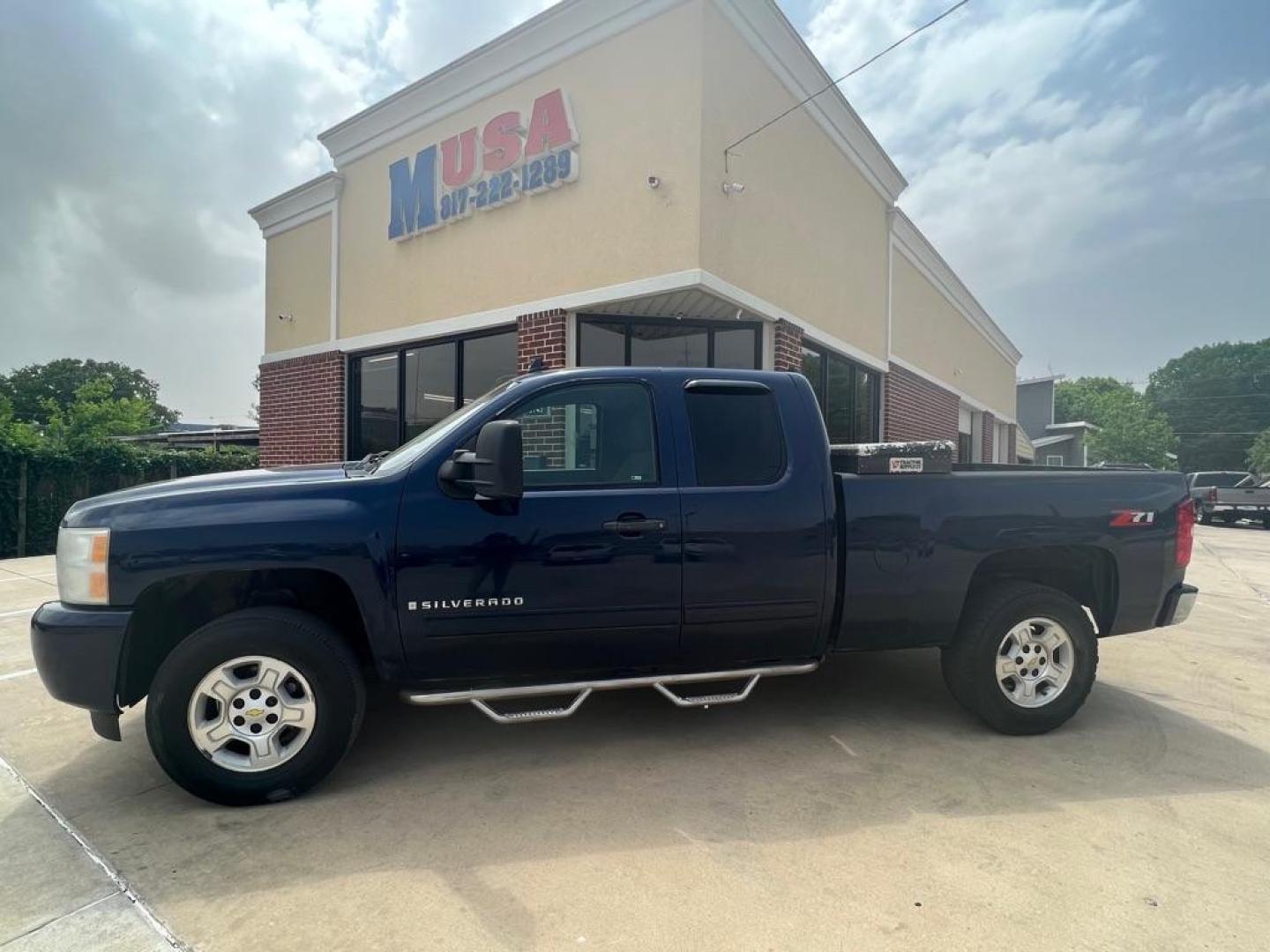 2009 BLUE CHEVROLET SILVERADO 1500 LT (1GCEC29J09Z) with an 5.3L engine, Automatic transmission, located at 4415 NE 28th St, Haltom City, TX, 76117, (817) 222-9334, 32.795322, -97.280937 - Photo#2