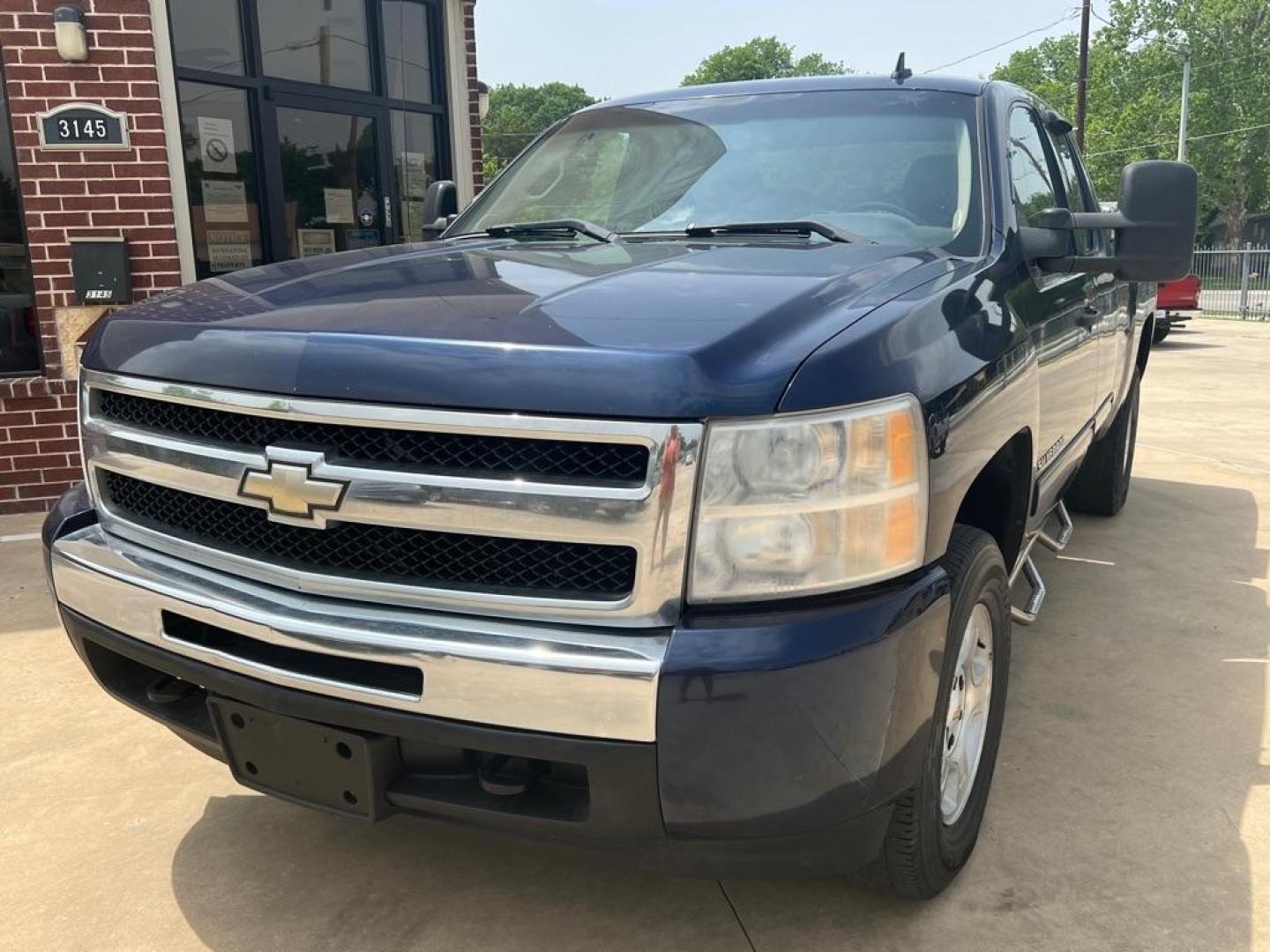 2009 BLUE CHEVROLET SILVERADO 1500 LT (1GCEC29J09Z) with an 5.3L engine, Automatic transmission, located at 4415 NE 28th St, Haltom City, TX, 76117, (817) 222-9334, 32.795322, -97.280937 - Photo#4