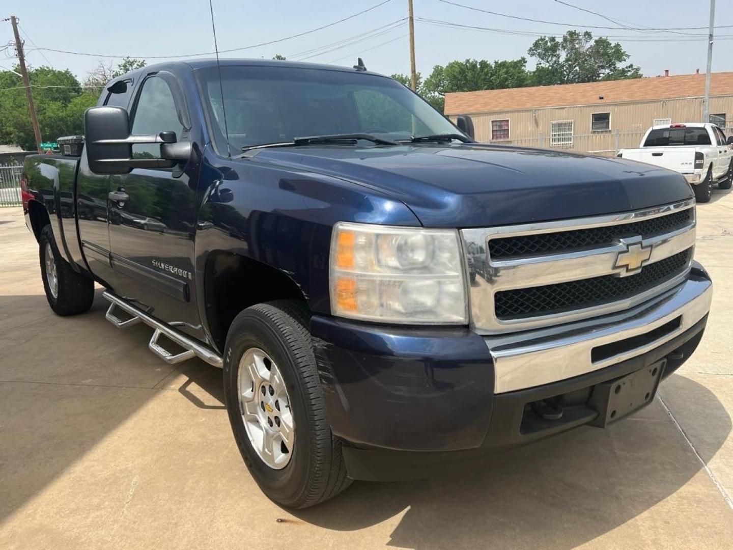 2009 BLUE CHEVROLET SILVERADO 1500 LT (1GCEC29J09Z) with an 5.3L engine, Automatic transmission, located at 4415 NE 28th St, Haltom City, TX, 76117, (817) 222-9334, 32.795322, -97.280937 - Photo#5