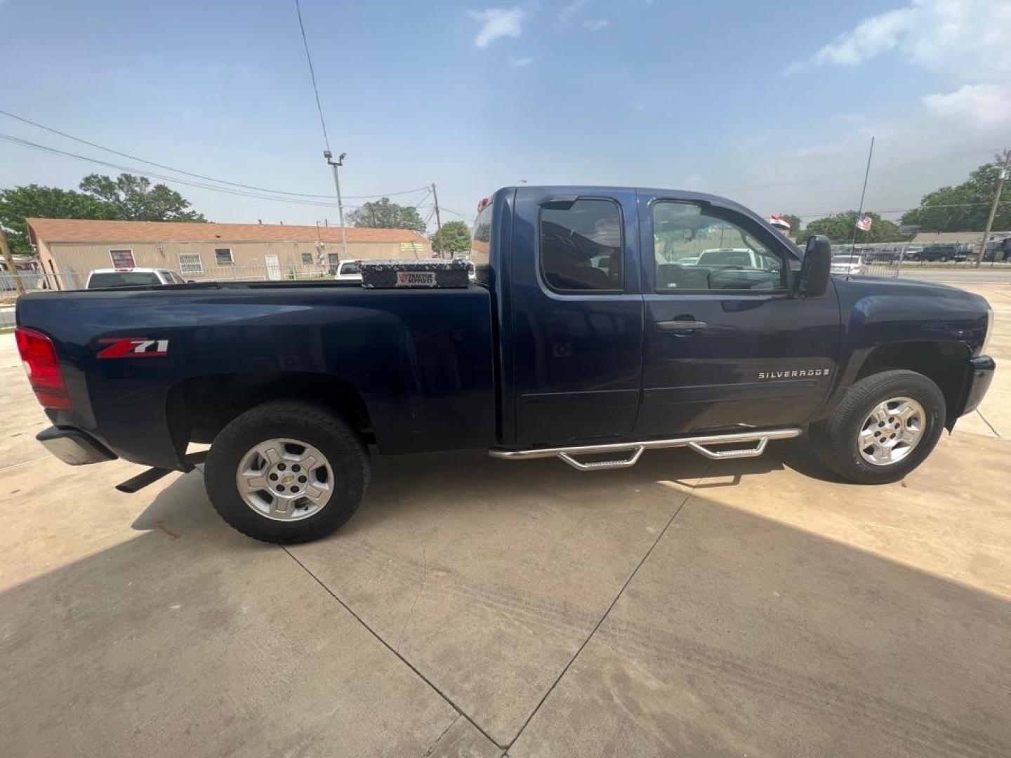 2009 BLUE CHEVROLET SILVERADO 1500 LT (1GCEC29J09Z) with an 5.3L engine, Automatic transmission, located at 4415 NE 28th St, Haltom City, TX, 76117, (817) 222-9334, 32.795322, -97.280937 - Photo#7