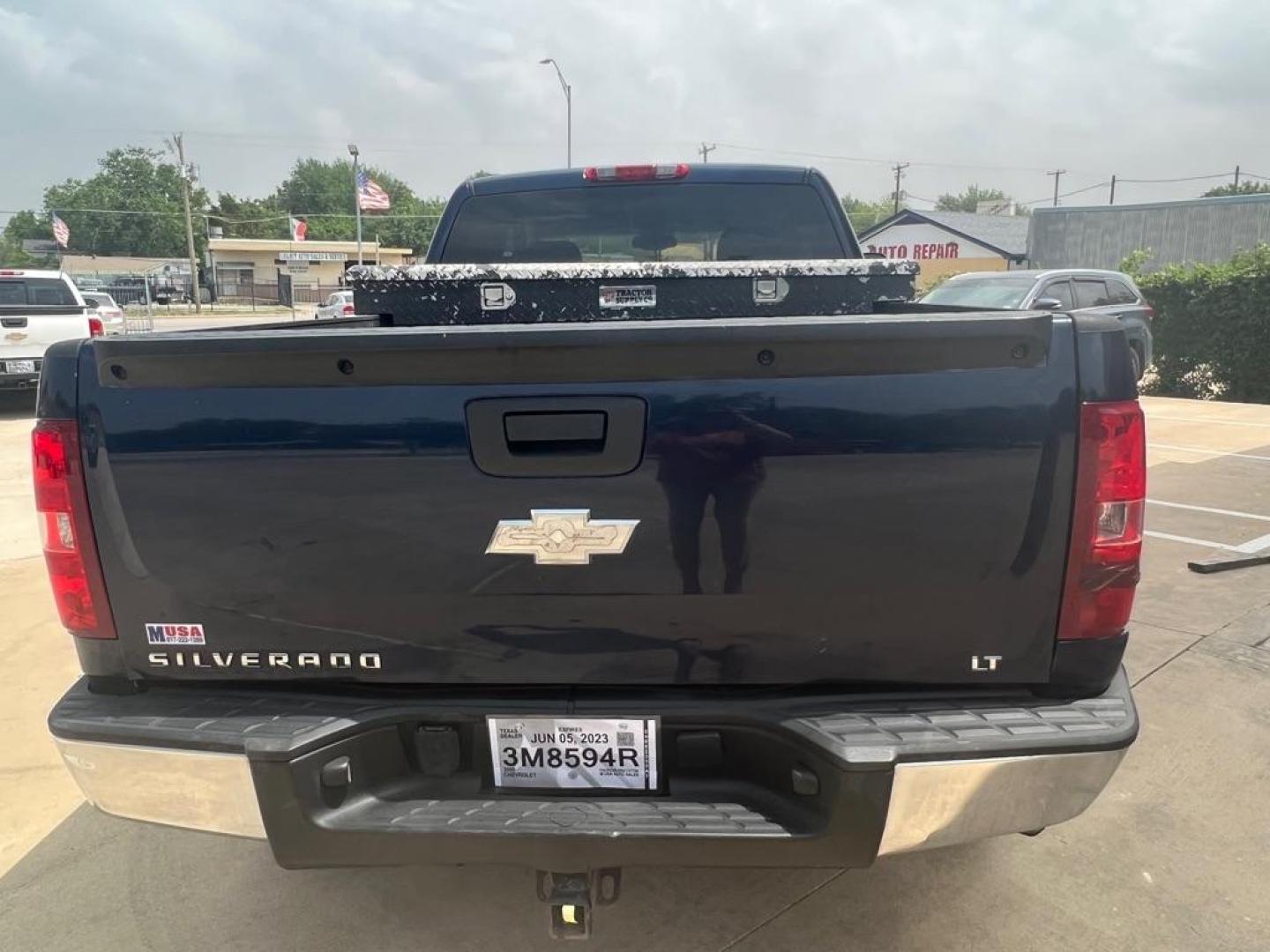 2009 BLUE CHEVROLET SILVERADO 1500 LT (1GCEC29J09Z) with an 5.3L engine, Automatic transmission, located at 4415 NE 28th St, Haltom City, TX, 76117, (817) 222-9334, 32.795322, -97.280937 - Photo#8