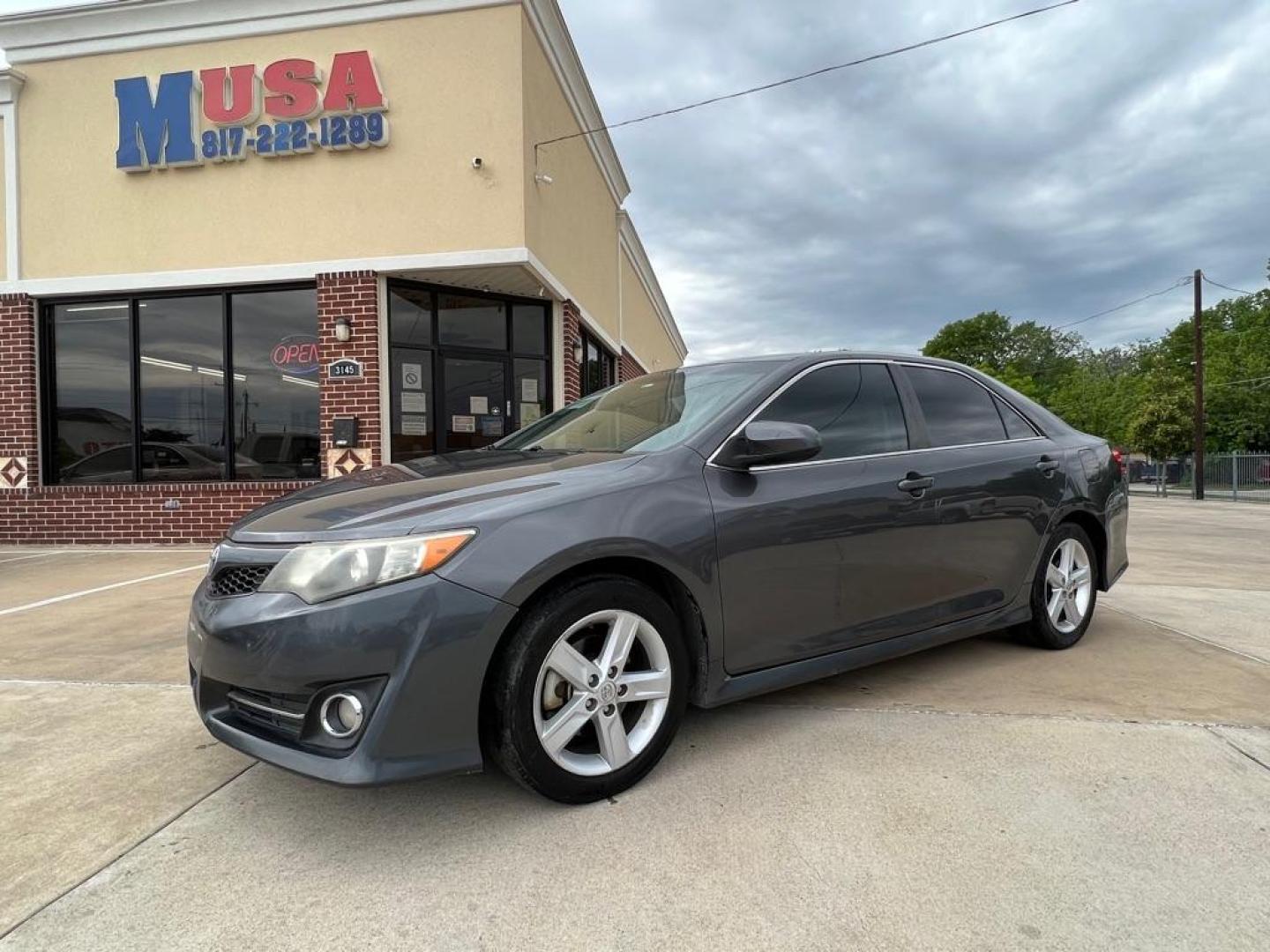 2013 GRAY TOYOTA CAMRY L (4T1BF1FK3DU) with an 2.5L engine, Automatic transmission, located at 4415 NE 28th St, Haltom City, TX, 76117, (817) 222-9334, 32.795322, -97.280937 - Photo#0