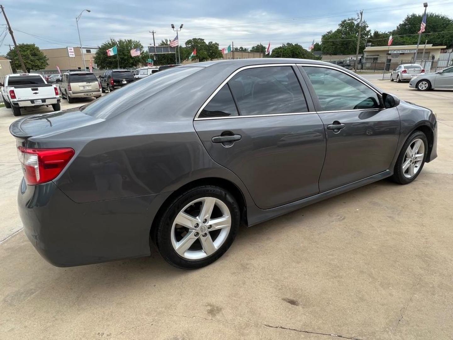 2013 GRAY TOYOTA CAMRY L (4T1BF1FK3DU) with an 2.5L engine, Automatic transmission, located at 4415 NE 28th St, Haltom City, TX, 76117, (817) 222-9334, 32.795322, -97.280937 - Photo#9