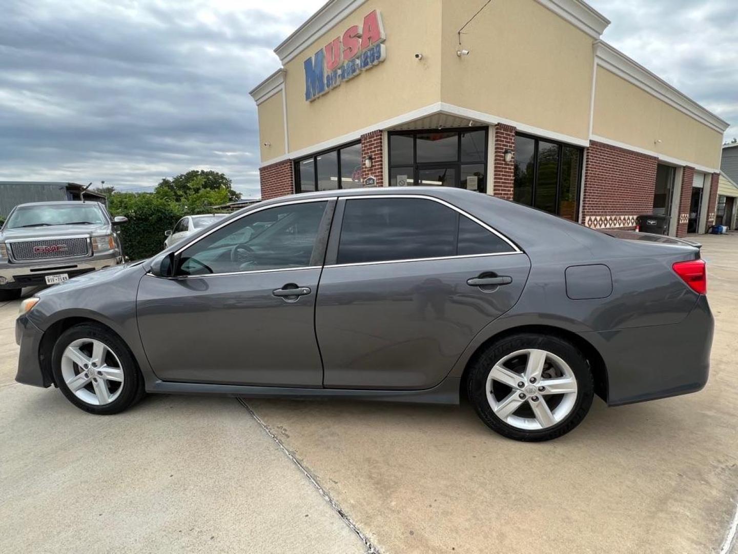 2013 GRAY TOYOTA CAMRY L (4T1BF1FK3DU) with an 2.5L engine, Automatic transmission, located at 4415 NE 28th St, Haltom City, TX, 76117, (817) 222-9334, 32.795322, -97.280937 - Photo#10