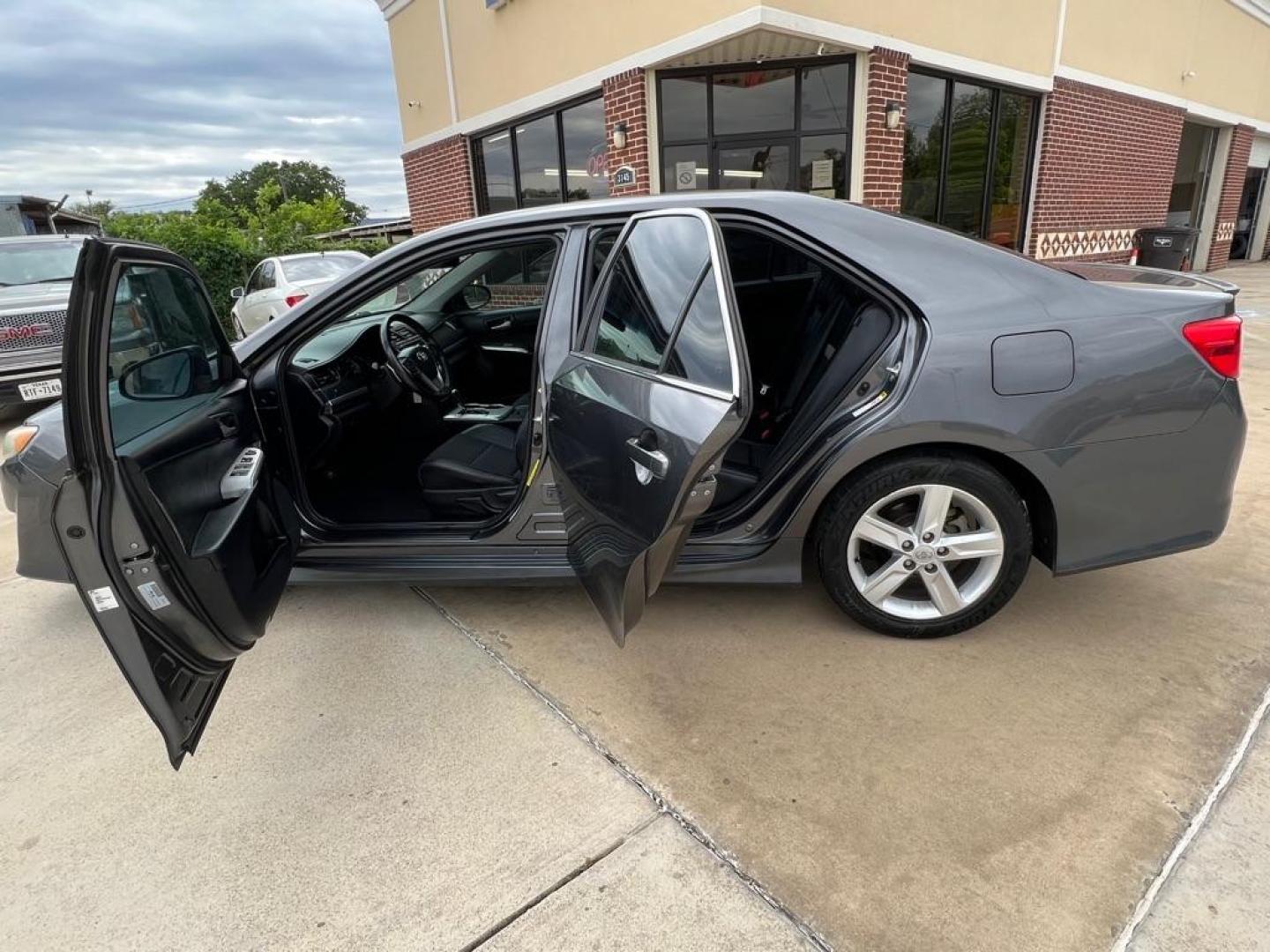 2013 GRAY TOYOTA CAMRY L (4T1BF1FK3DU) with an 2.5L engine, Automatic transmission, located at 4415 NE 28th St, Haltom City, TX, 76117, (817) 222-9334, 32.795322, -97.280937 - Photo#12