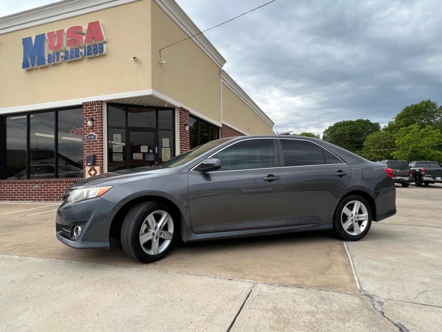 2013 GRAY TOYOTA CAMRY L (4T1BF1FK3DU) with an 2.5L engine, Automatic transmission, located at 4415 NE 28th St, Haltom City, TX, 76117, (817) 222-9334, 32.795322, -97.280937 - Photo#1