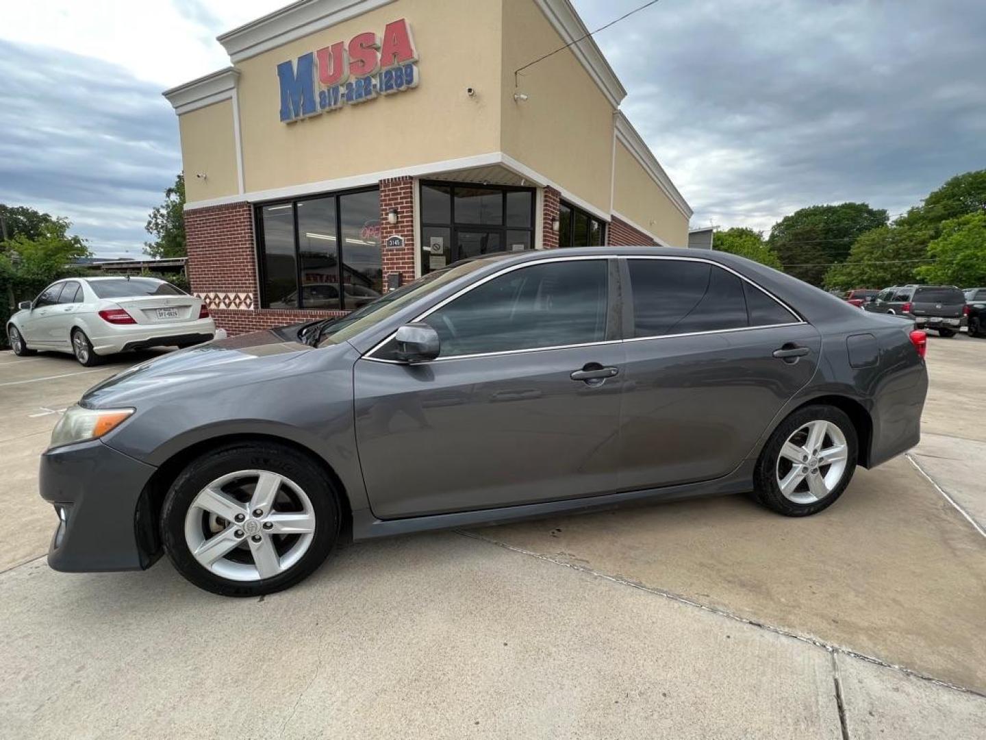 2013 GRAY TOYOTA CAMRY L (4T1BF1FK3DU) with an 2.5L engine, Automatic transmission, located at 4415 NE 28th St, Haltom City, TX, 76117, (817) 222-9334, 32.795322, -97.280937 - Photo#2