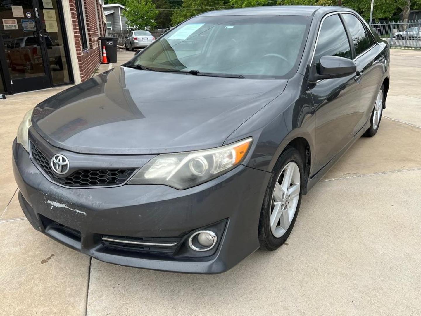 2013 GRAY TOYOTA CAMRY L (4T1BF1FK3DU) with an 2.5L engine, Automatic transmission, located at 4415 NE 28th St, Haltom City, TX, 76117, (817) 222-9334, 32.795322, -97.280937 - Photo#3