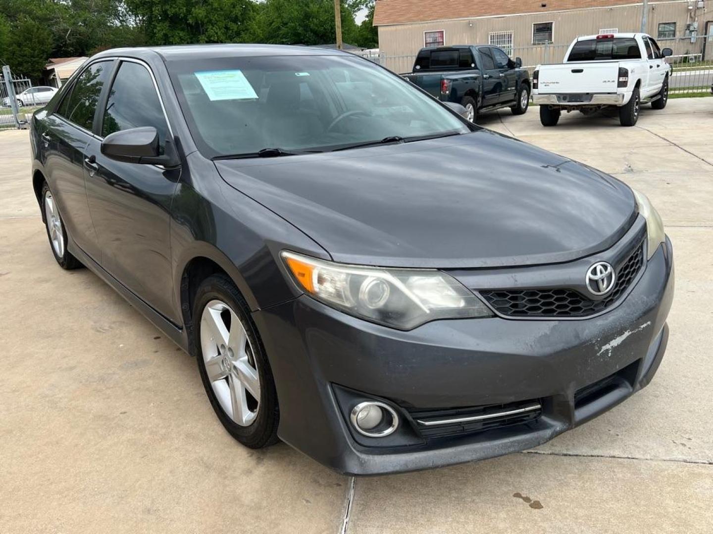 2013 GRAY TOYOTA CAMRY L (4T1BF1FK3DU) with an 2.5L engine, Automatic transmission, located at 4415 NE 28th St, Haltom City, TX, 76117, (817) 222-9334, 32.795322, -97.280937 - Photo#5