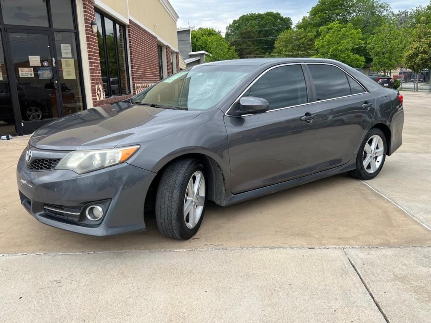 2013 GRAY TOYOTA CAMRY L (4T1BF1FK3DU) with an 2.5L engine, Automatic transmission, located at 4415 NE 28th St, Haltom City, TX, 76117, (817) 222-9334, 32.795322, -97.280937 - Photo#6