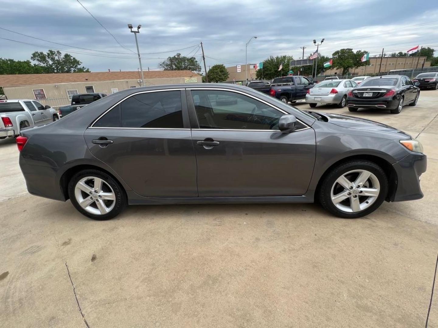 2013 GRAY TOYOTA CAMRY L (4T1BF1FK3DU) with an 2.5L engine, Automatic transmission, located at 4415 NE 28th St, Haltom City, TX, 76117, (817) 222-9334, 32.795322, -97.280937 - Photo#8