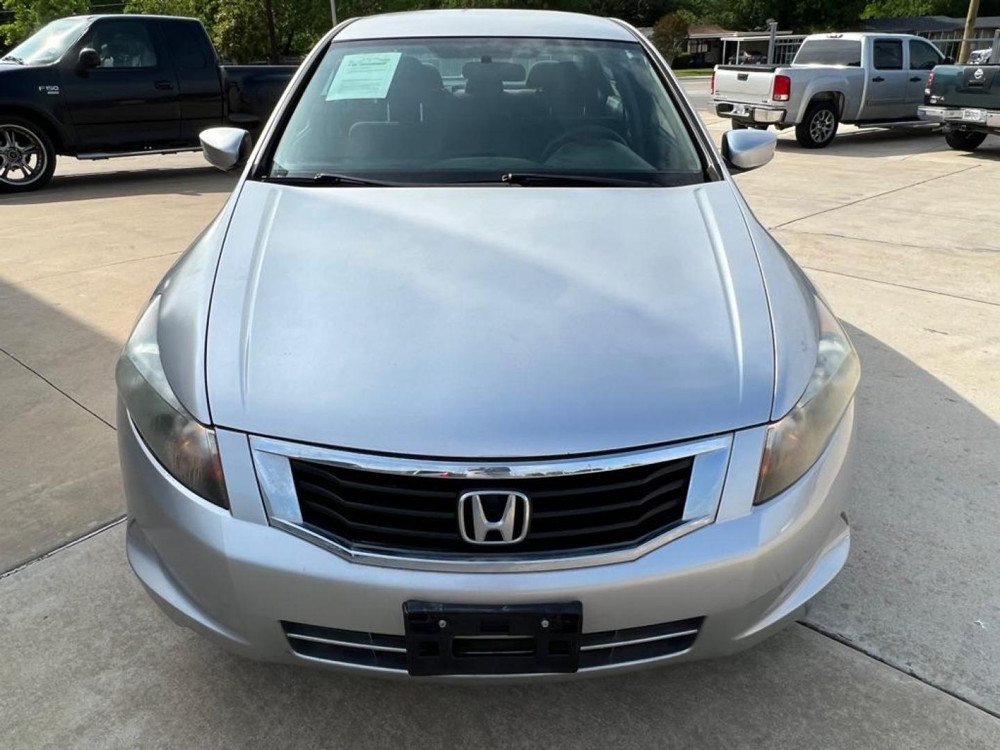 2010 SILVER HONDA ACCORD LX (1HGCP2F35AA) with an 2.4L engine, Automatic transmission, located at 4415 NE 28th St, Haltom City, TX, 76117, (817) 222-9334, 32.795322, -97.280937 - Photo#4