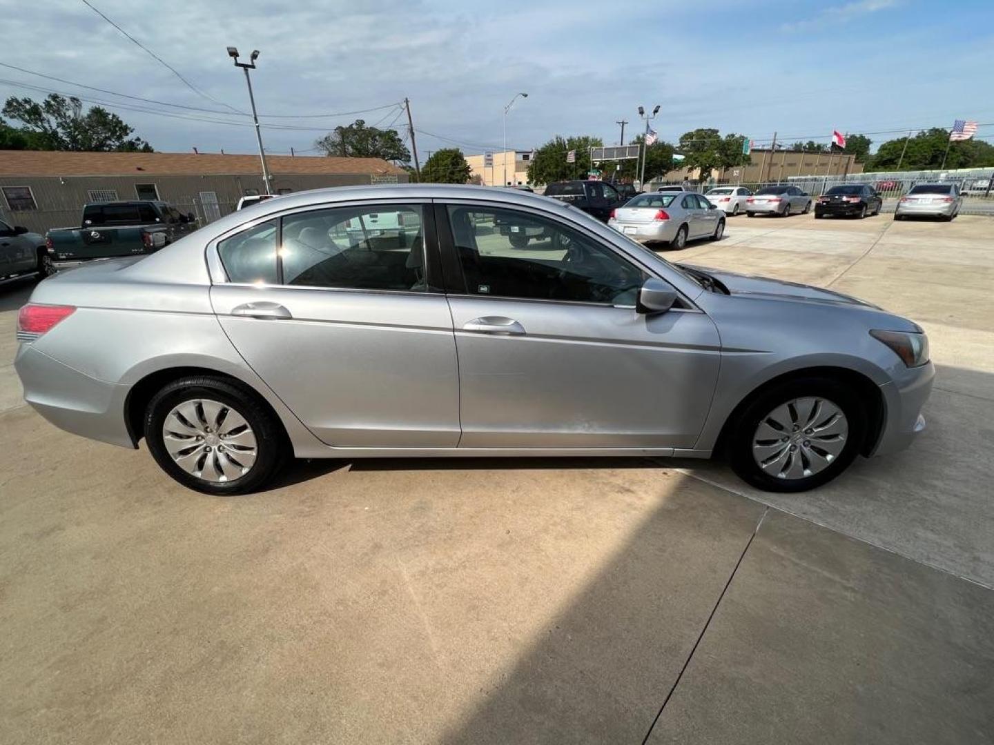 2010 SILVER HONDA ACCORD LX (1HGCP2F35AA) with an 2.4L engine, Automatic transmission, located at 4415 NE 28th St, Haltom City, TX, 76117, (817) 222-9334, 32.795322, -97.280937 - Photo#5