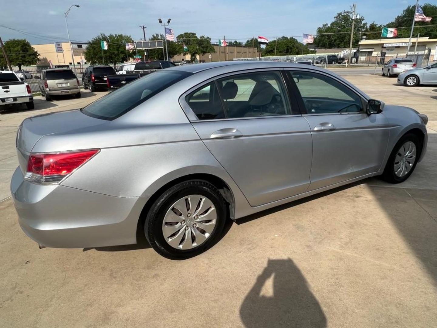 2010 SILVER HONDA ACCORD LX (1HGCP2F35AA) with an 2.4L engine, Automatic transmission, located at 4415 NE 28th St, Haltom City, TX, 76117, (817) 222-9334, 32.795322, -97.280937 - Photo#7