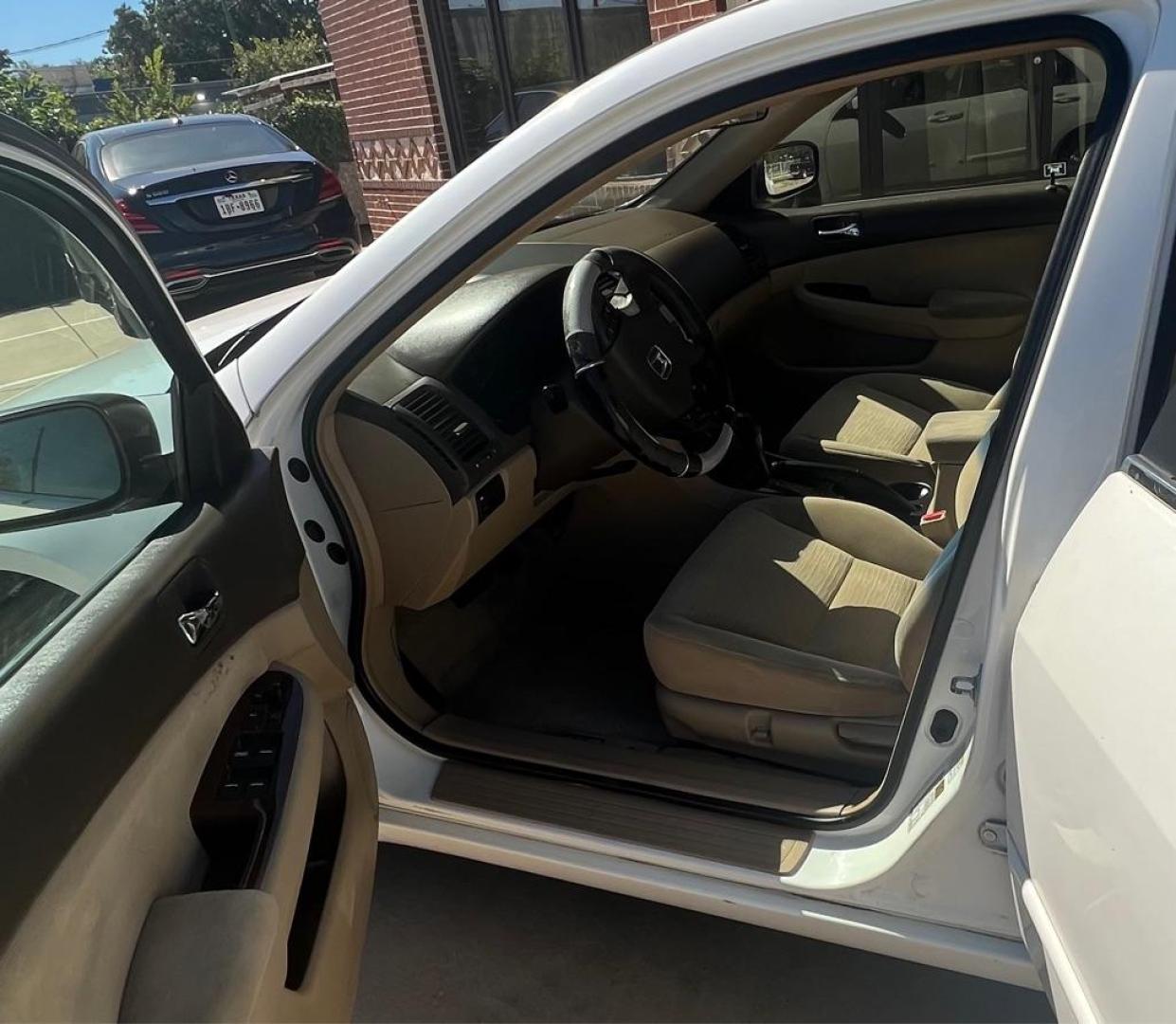 2006 WHITE HONDA ACCORD EX (1HGCM56776A) with an 2.4L engine, Automatic transmission, located at 4415 NE 28th St, Haltom City, TX, 76117, (817) 222-9334, 32.795322, -97.280937 - Photo#10