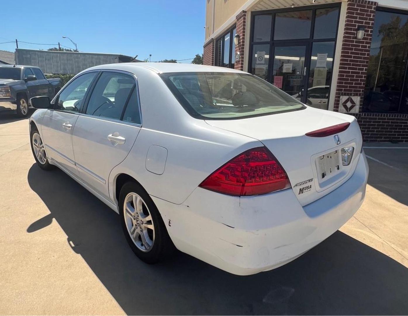 2006 WHITE HONDA ACCORD EX (1HGCM56776A) with an 2.4L engine, Automatic transmission, located at 4415 NE 28th St, Haltom City, TX, 76117, (817) 222-9334, 32.795322, -97.280937 - Photo#2