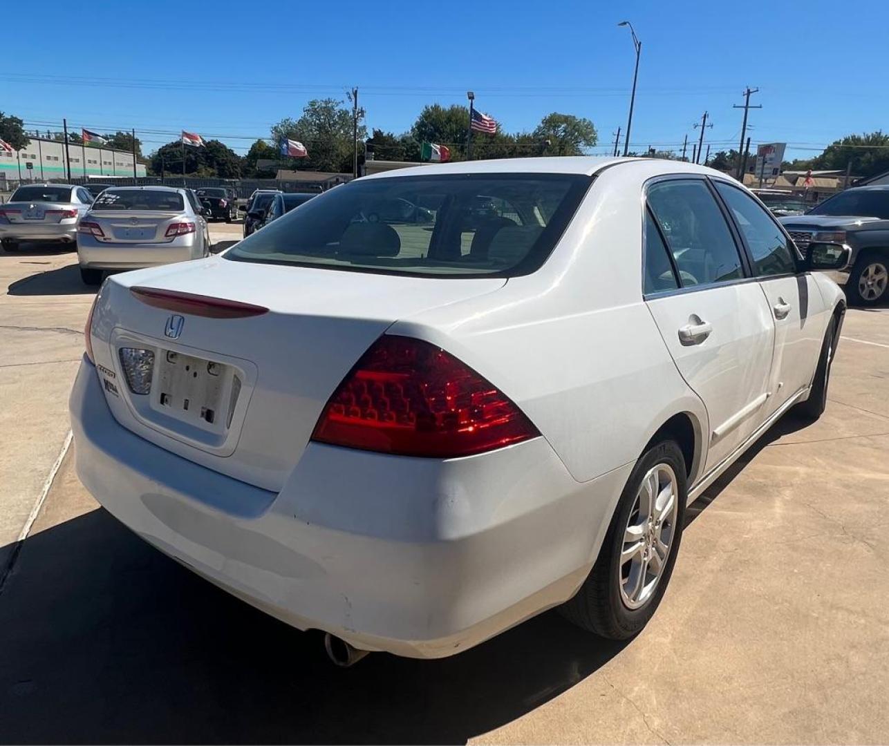 2006 WHITE HONDA ACCORD EX (1HGCM56776A) with an 2.4L engine, Automatic transmission, located at 4415 NE 28th St, Haltom City, TX, 76117, (817) 222-9334, 32.795322, -97.280937 - Photo#3