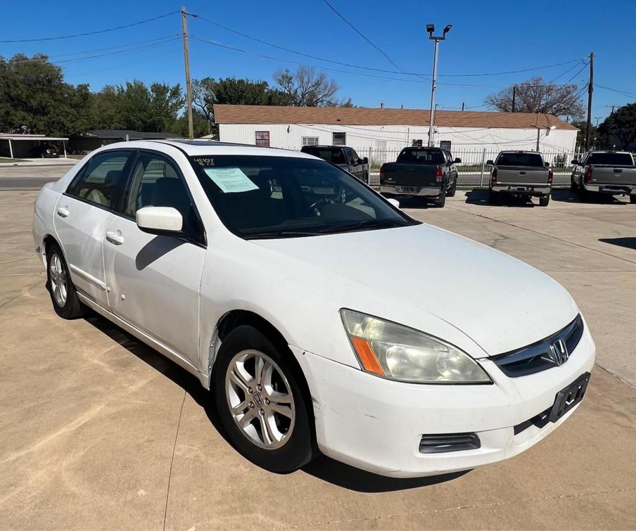 2006 WHITE HONDA ACCORD EX (1HGCM56776A) with an 2.4L engine, Automatic transmission, located at 4415 NE 28th St, Haltom City, TX, 76117, (817) 222-9334, 32.795322, -97.280937 - Photo#4