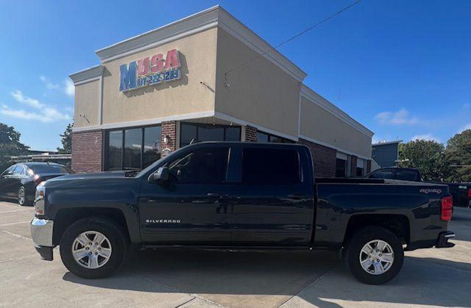 2017 GRAY CHEVROLET SILVERADO 1500 LT (3GCUKREC3HG) with an 5.3L engine, Automatic transmission, located at 4415 NE 28th St, Haltom City, TX, 76117, (817) 222-9334, 32.795322, -97.280937 - Photo#0