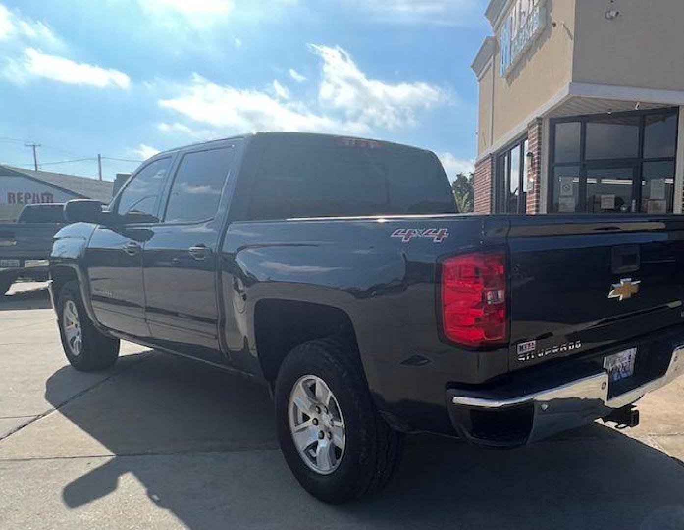 2017 GRAY CHEVROLET SILVERADO 1500 LT (3GCUKREC3HG) with an 5.3L engine, Automatic transmission, located at 4415 NE 28th St, Haltom City, TX, 76117, (817) 222-9334, 32.795322, -97.280937 - Photo#1