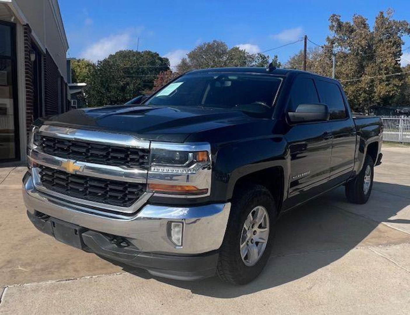 2017 GRAY CHEVROLET SILVERADO 1500 LT (3GCUKREC3HG) with an 5.3L engine, Automatic transmission, located at 4415 NE 28th St, Haltom City, TX, 76117, (817) 222-9334, 32.795322, -97.280937 - Photo#3