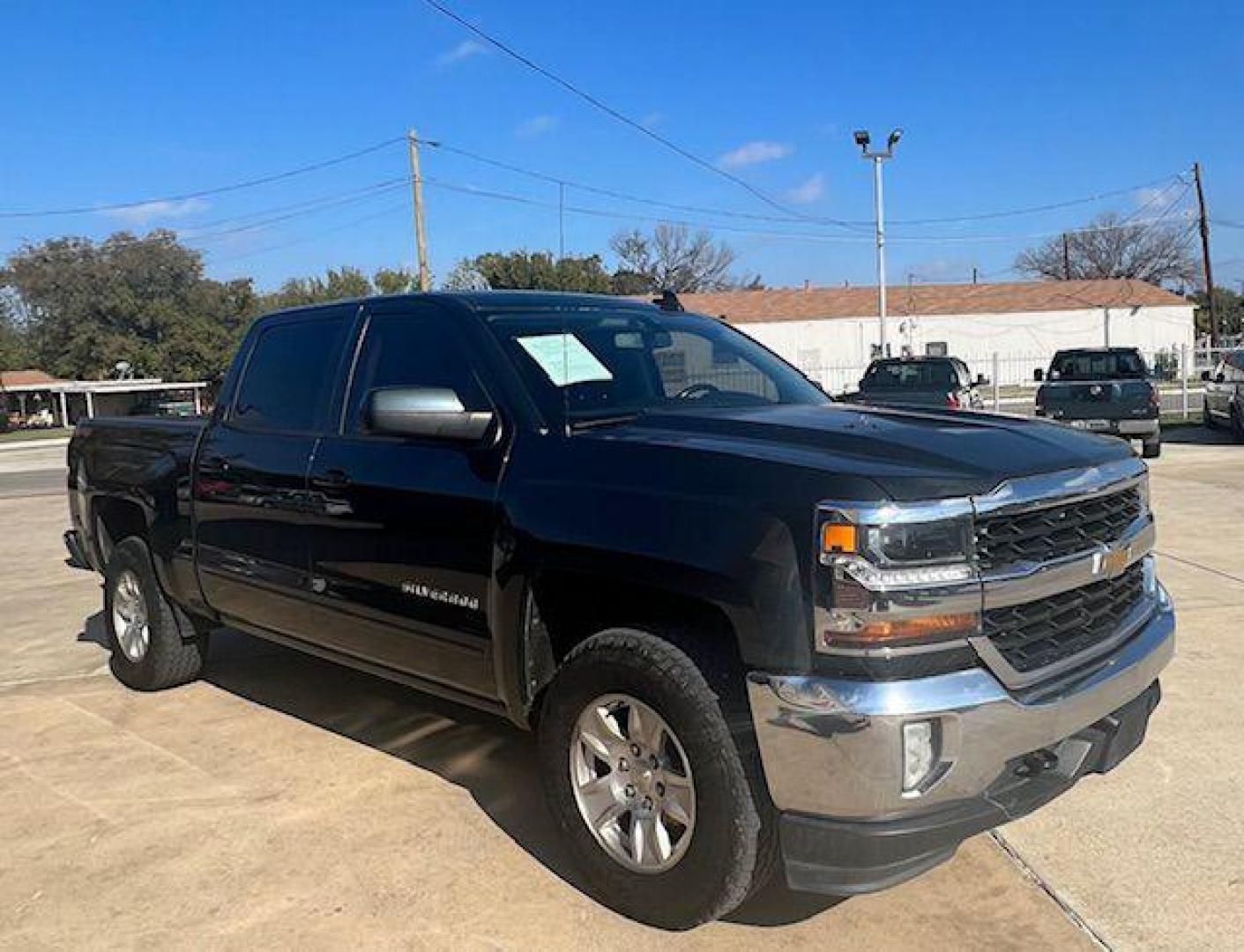 2017 GRAY CHEVROLET SILVERADO 1500 LT (3GCUKREC3HG) with an 5.3L engine, Automatic transmission, located at 4415 NE 28th St, Haltom City, TX, 76117, (817) 222-9334, 32.795322, -97.280937 - Photo#4