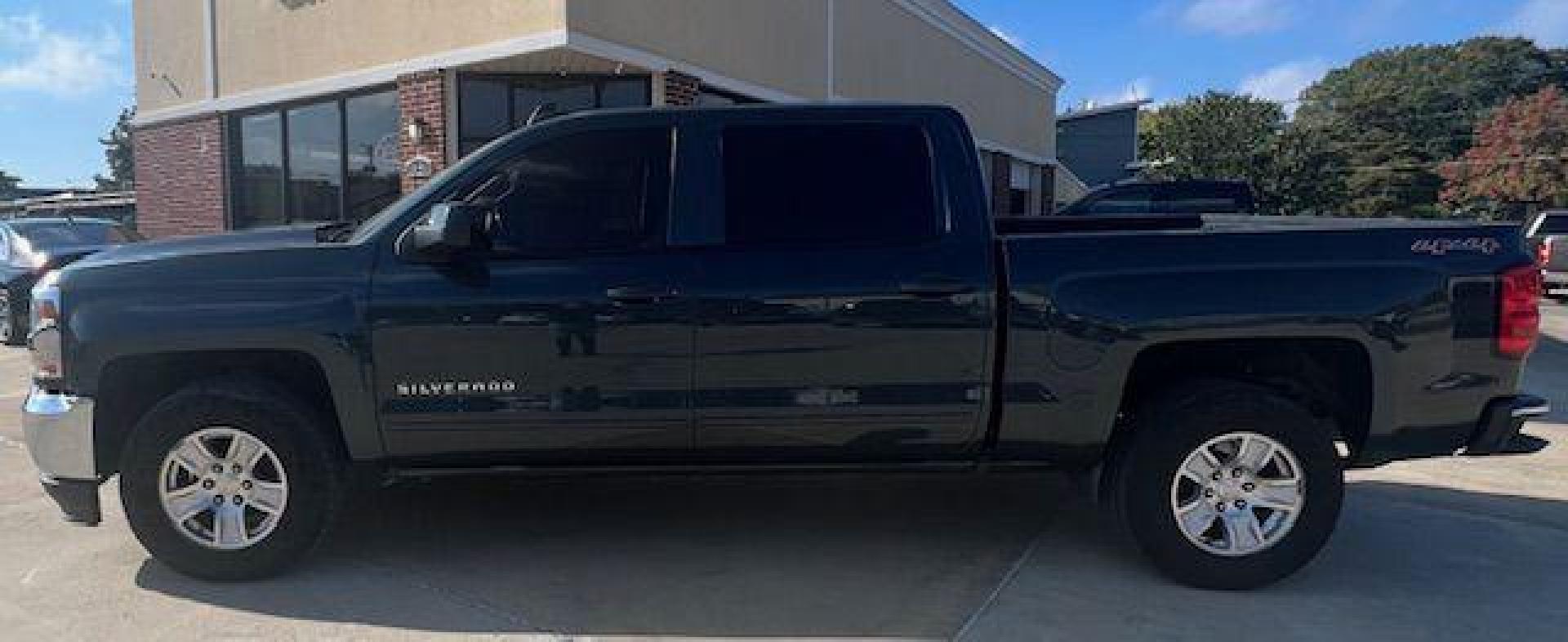 2017 GRAY CHEVROLET SILVERADO 1500 LT (3GCUKREC3HG) with an 5.3L engine, Automatic transmission, located at 4415 NE 28th St, Haltom City, TX, 76117, (817) 222-9334, 32.795322, -97.280937 - Photo#8