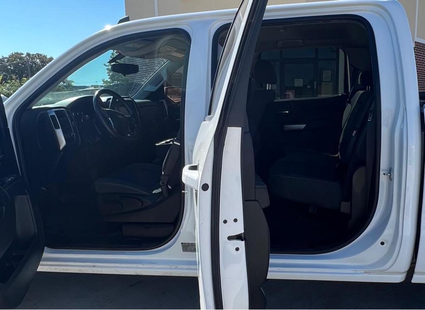 2015 White CHEVROLET SILVERADO 1500 LT (3GCPCREC0FG) with an 5.3L engine, Automatic transmission, located at 4415 NE 28th St, Haltom City, TX, 76117, (817) 222-9334, 32.795322, -97.280937 - Photo#9