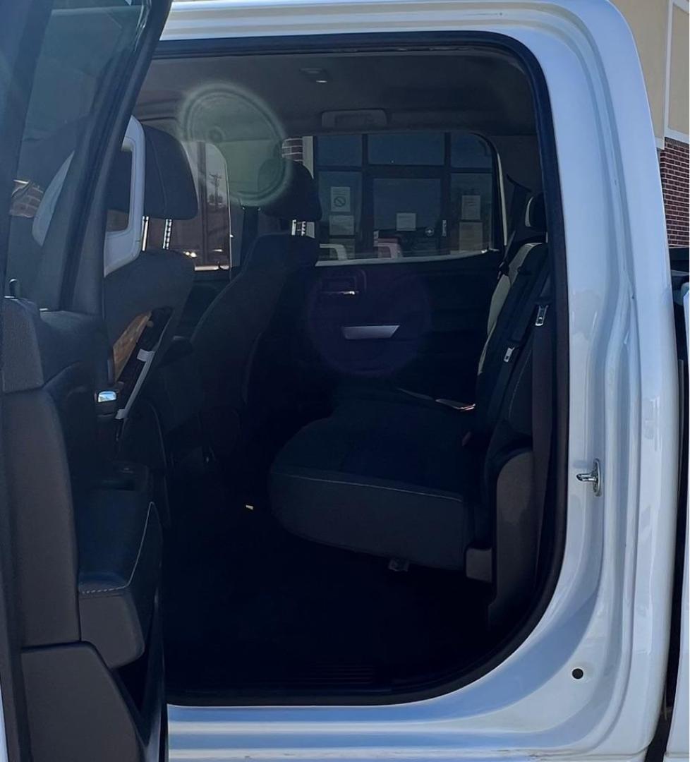 2015 White CHEVROLET SILVERADO 1500 LT (3GCPCREC0FG) with an 5.3L engine, Automatic transmission, located at 4415 NE 28th St, Haltom City, TX, 76117, (817) 222-9334, 32.795322, -97.280937 - Photo#11