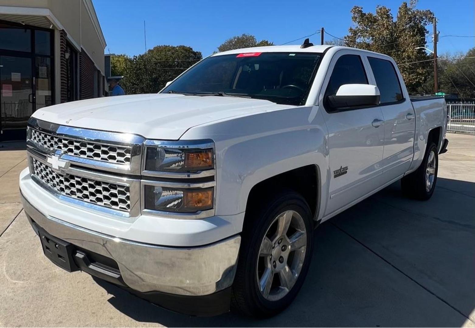 2015 White CHEVROLET SILVERADO 1500 LT (3GCPCREC0FG) with an 5.3L engine, Automatic transmission, located at 4415 NE 28th St, Haltom City, TX, 76117, (817) 222-9334, 32.795322, -97.280937 - Photo#1