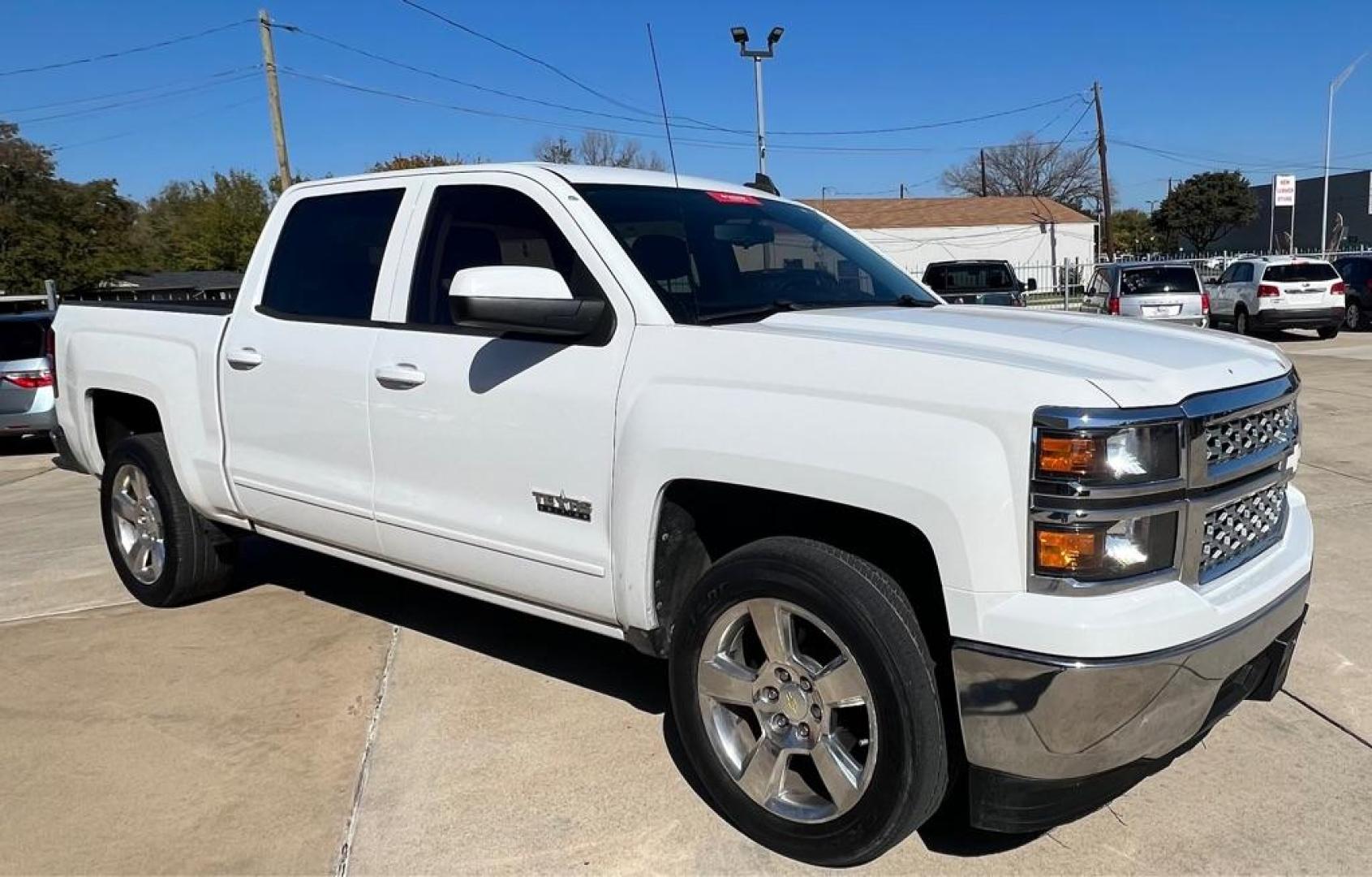 2015 White CHEVROLET SILVERADO 1500 LT (3GCPCREC0FG) with an 5.3L engine, Automatic transmission, located at 4415 NE 28th St, Haltom City, TX, 76117, (817) 222-9334, 32.795322, -97.280937 - Photo#4