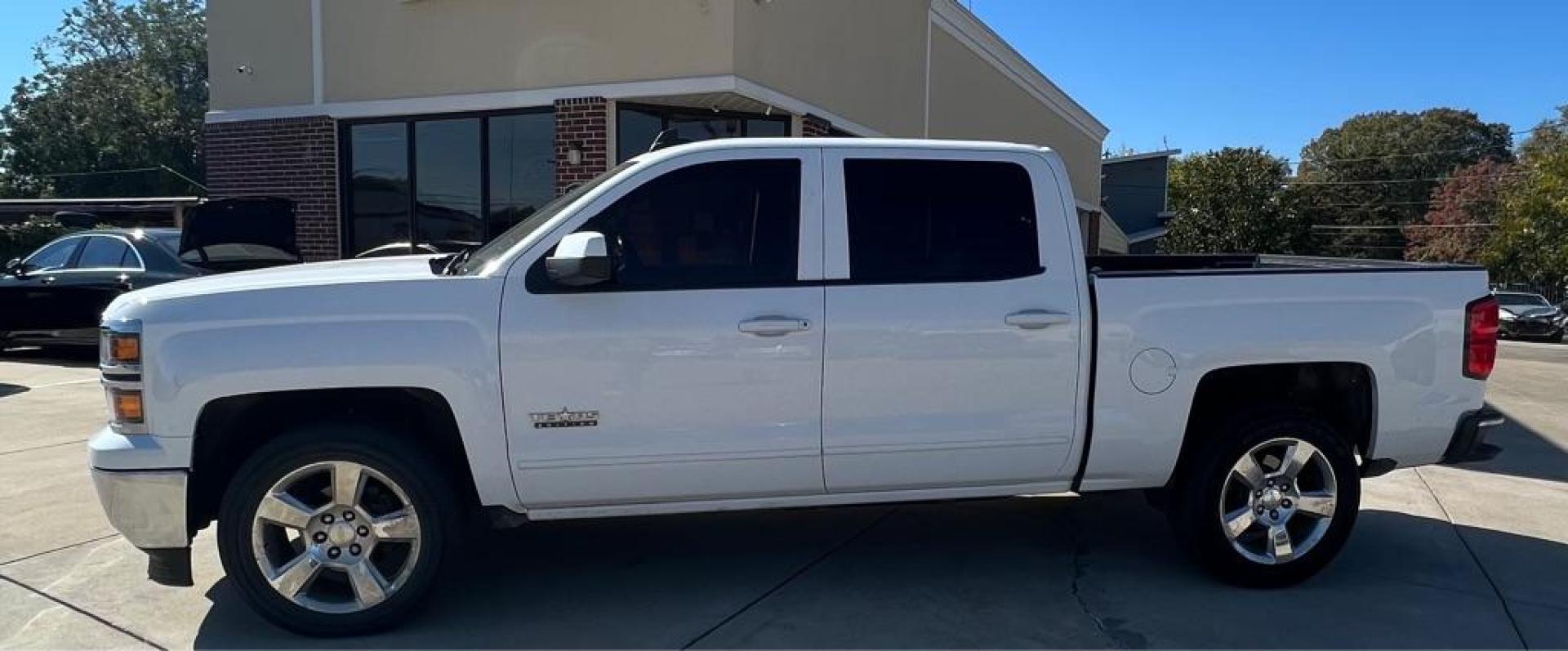 2015 White CHEVROLET SILVERADO 1500 LT (3GCPCREC0FG) with an 5.3L engine, Automatic transmission, located at 4415 NE 28th St, Haltom City, TX, 76117, (817) 222-9334, 32.795322, -97.280937 - Photo#6