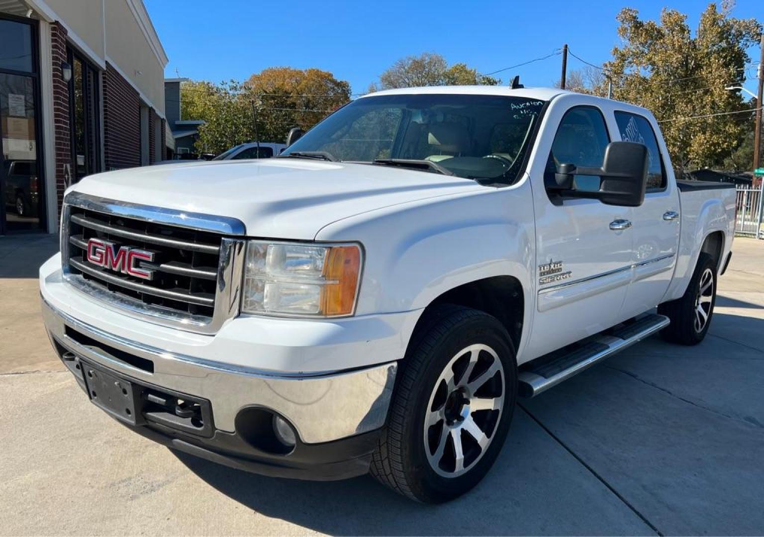 2011 White GMC SIERRA 1500 SLE (3GTP1VE06BG) with an 5.3L engine, Automatic transmission, located at 4415 NE 28th St, Haltom City, TX, 76117, (817) 222-9334, 32.795322, -97.280937 - Photo#0