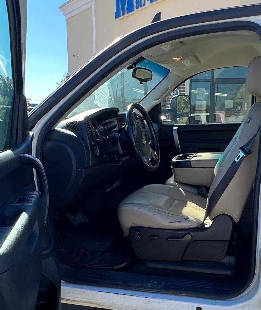 2011 White GMC SIERRA 1500 SLE (3GTP1VE06BG) with an 5.3L engine, Automatic transmission, located at 4415 NE 28th St, Haltom City, TX, 76117, (817) 222-9334, 32.795322, -97.280937 - Photo#9