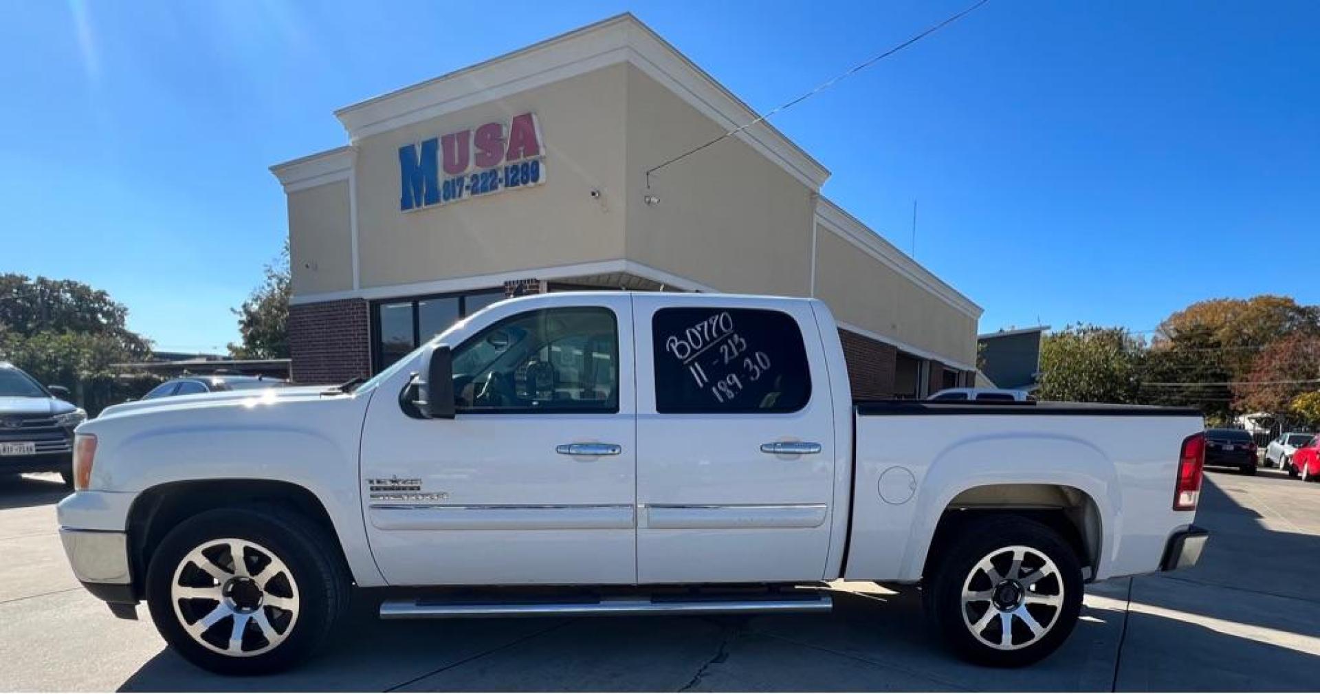 2011 White GMC SIERRA 1500 SLE (3GTP1VE06BG) with an 5.3L engine, Automatic transmission, located at 4415 NE 28th St, Haltom City, TX, 76117, (817) 222-9334, 32.795322, -97.280937 - Photo#13