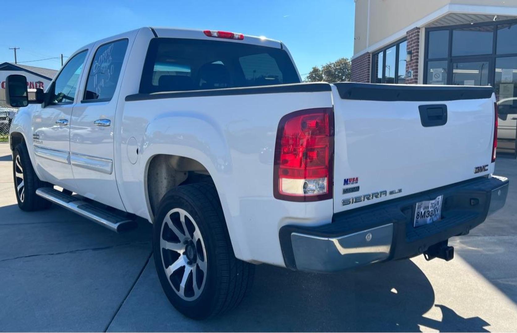 2011 White GMC SIERRA 1500 SLE (3GTP1VE06BG) with an 5.3L engine, Automatic transmission, located at 4415 NE 28th St, Haltom City, TX, 76117, (817) 222-9334, 32.795322, -97.280937 - Photo#1