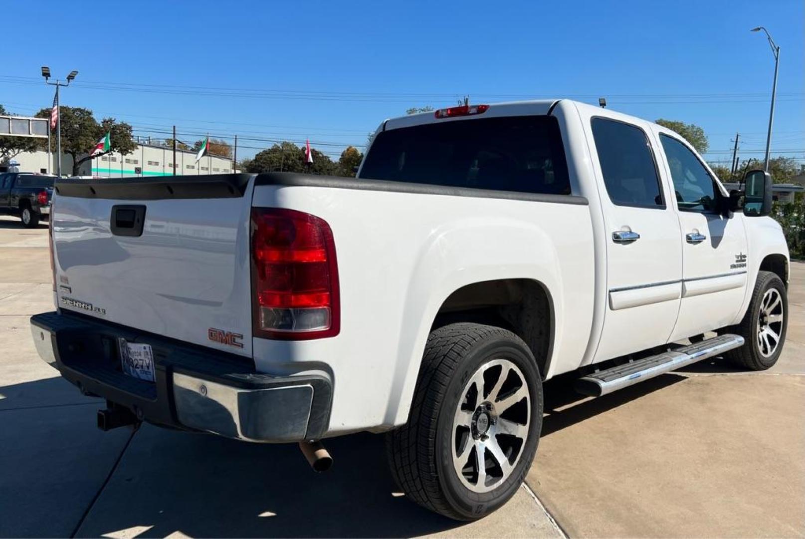 2011 White GMC SIERRA 1500 SLE (3GTP1VE06BG) with an 5.3L engine, Automatic transmission, located at 4415 NE 28th St, Haltom City, TX, 76117, (817) 222-9334, 32.795322, -97.280937 - Photo#2