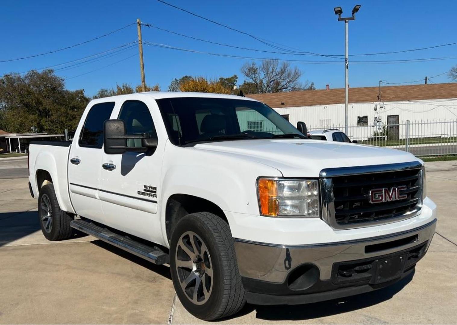 2011 White GMC SIERRA 1500 SLE (3GTP1VE06BG) with an 5.3L engine, Automatic transmission, located at 4415 NE 28th St, Haltom City, TX, 76117, (817) 222-9334, 32.795322, -97.280937 - Photo#3