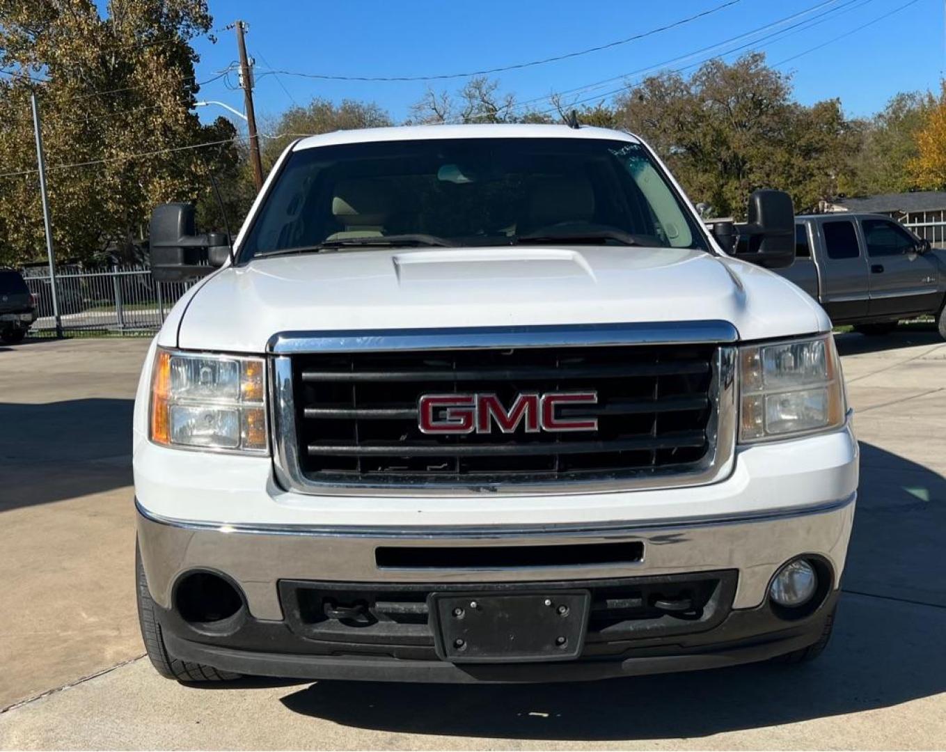 2011 White GMC SIERRA 1500 SLE (3GTP1VE06BG) with an 5.3L engine, Automatic transmission, located at 4415 NE 28th St, Haltom City, TX, 76117, (817) 222-9334, 32.795322, -97.280937 - Photo#4