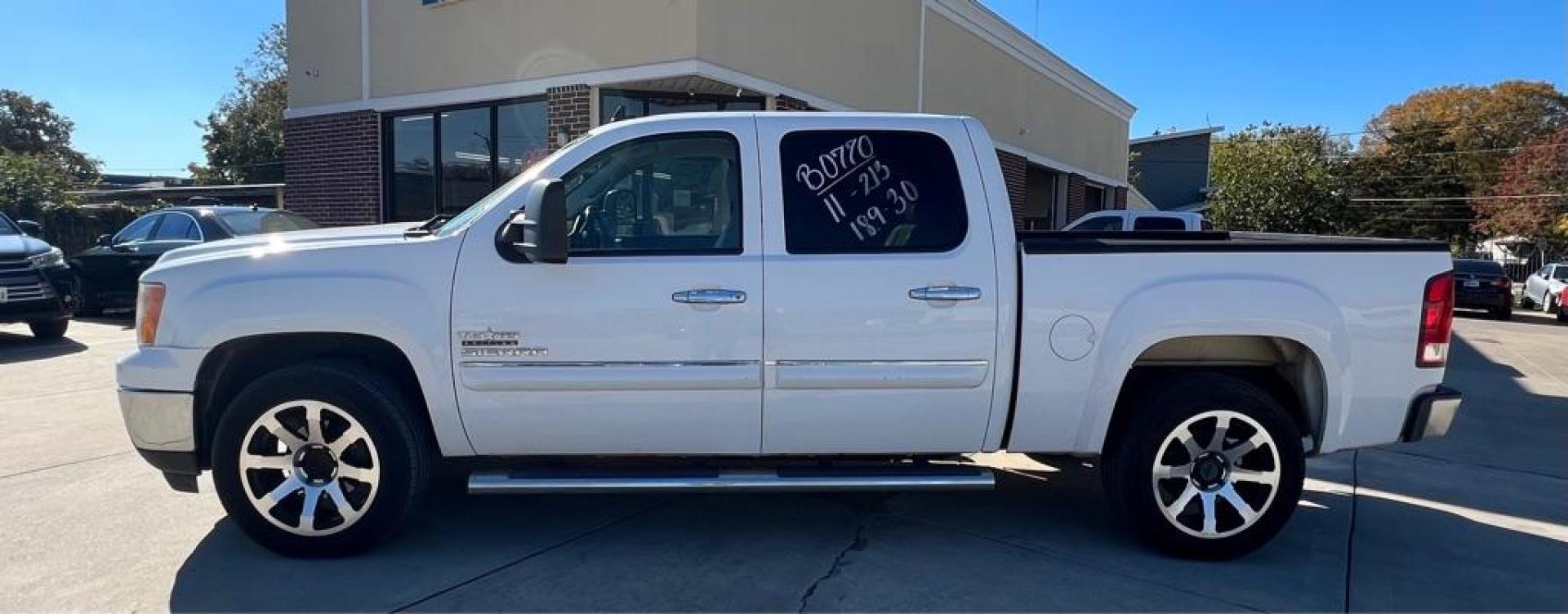 2011 White GMC SIERRA 1500 SLE (3GTP1VE06BG) with an 5.3L engine, Automatic transmission, located at 4415 NE 28th St, Haltom City, TX, 76117, (817) 222-9334, 32.795322, -97.280937 - Photo#5