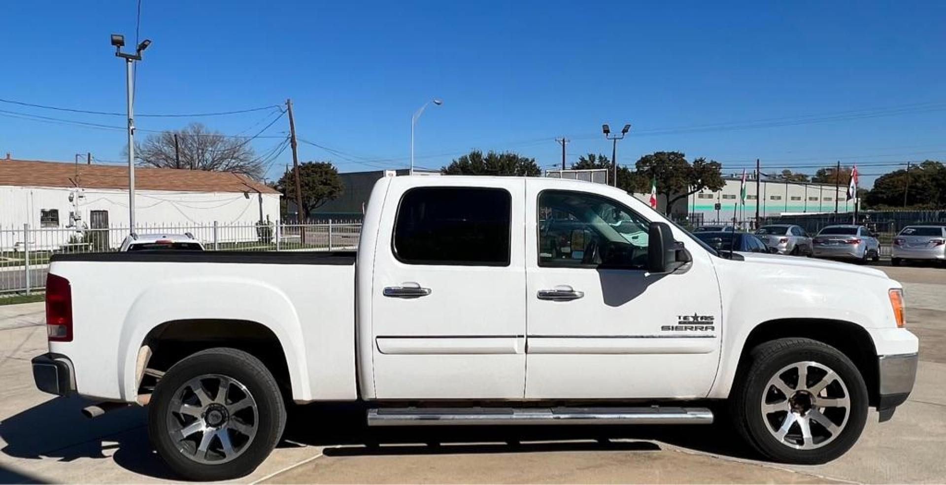 2011 White GMC SIERRA 1500 SLE (3GTP1VE06BG) with an 5.3L engine, Automatic transmission, located at 4415 NE 28th St, Haltom City, TX, 76117, (817) 222-9334, 32.795322, -97.280937 - Photo#7