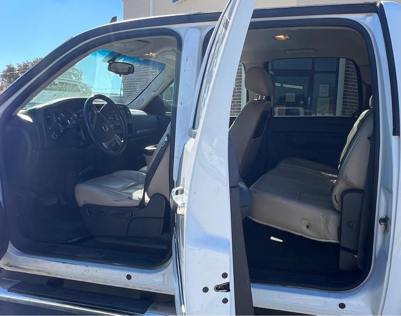 2011 White GMC SIERRA 1500 SLE (3GTP1VE06BG) with an 5.3L engine, Automatic transmission, located at 4415 NE 28th St, Haltom City, TX, 76117, (817) 222-9334, 32.795322, -97.280937 - Photo#8